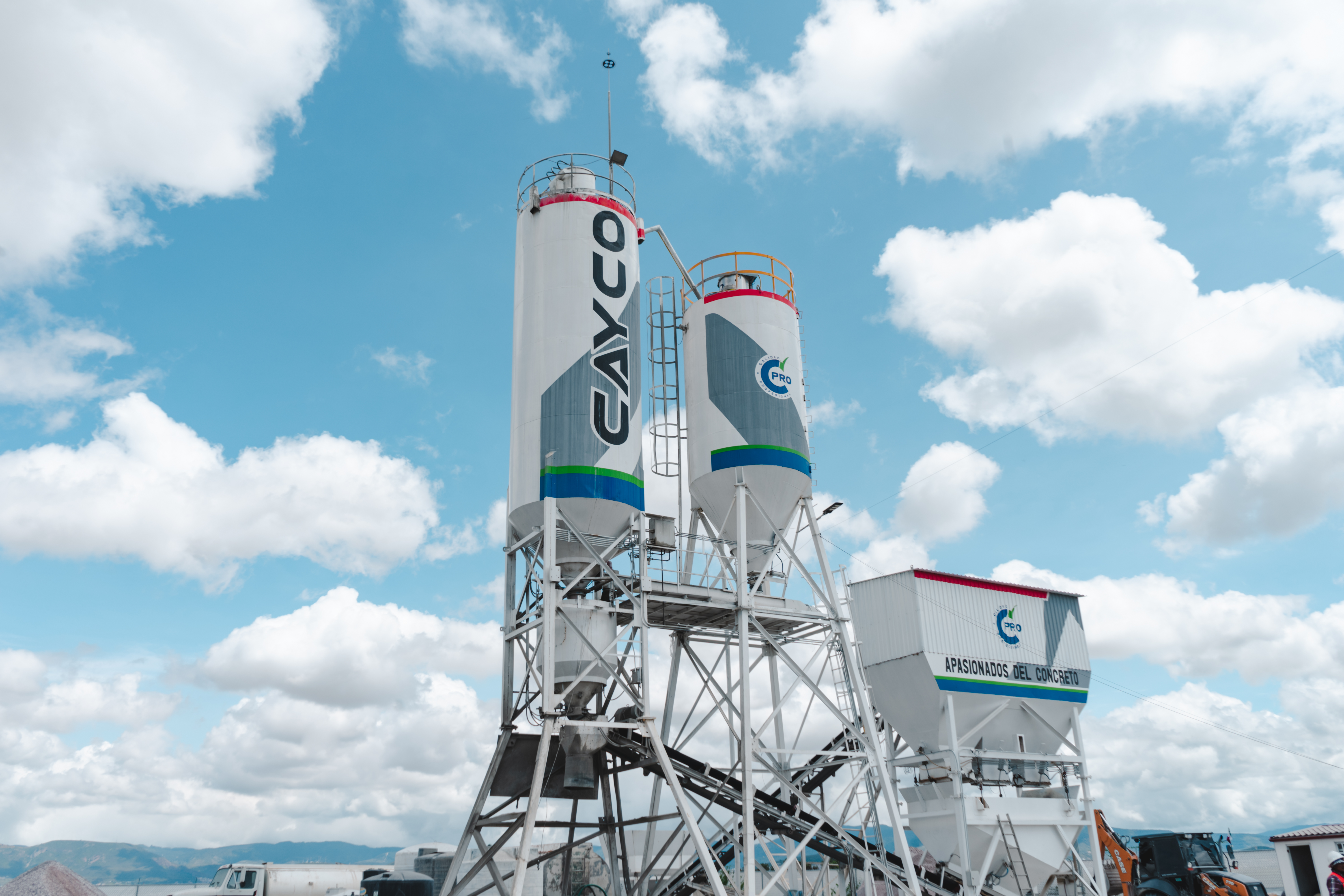Equipo y maquinaria CAYCO en proyecto de concreto